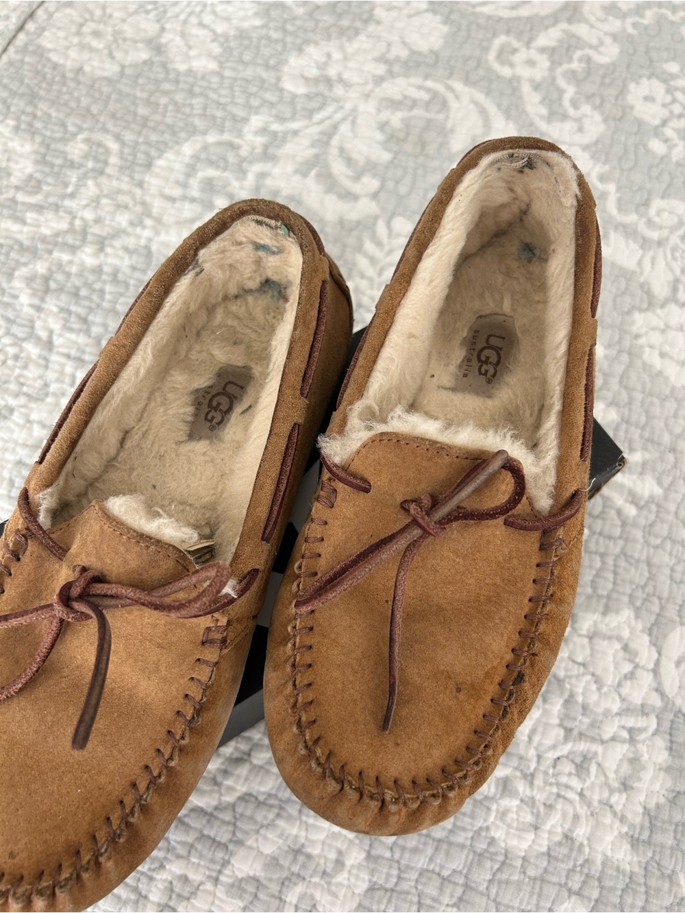 UGG Ascot Slippers – Women’s Size 7 – Chestnut
